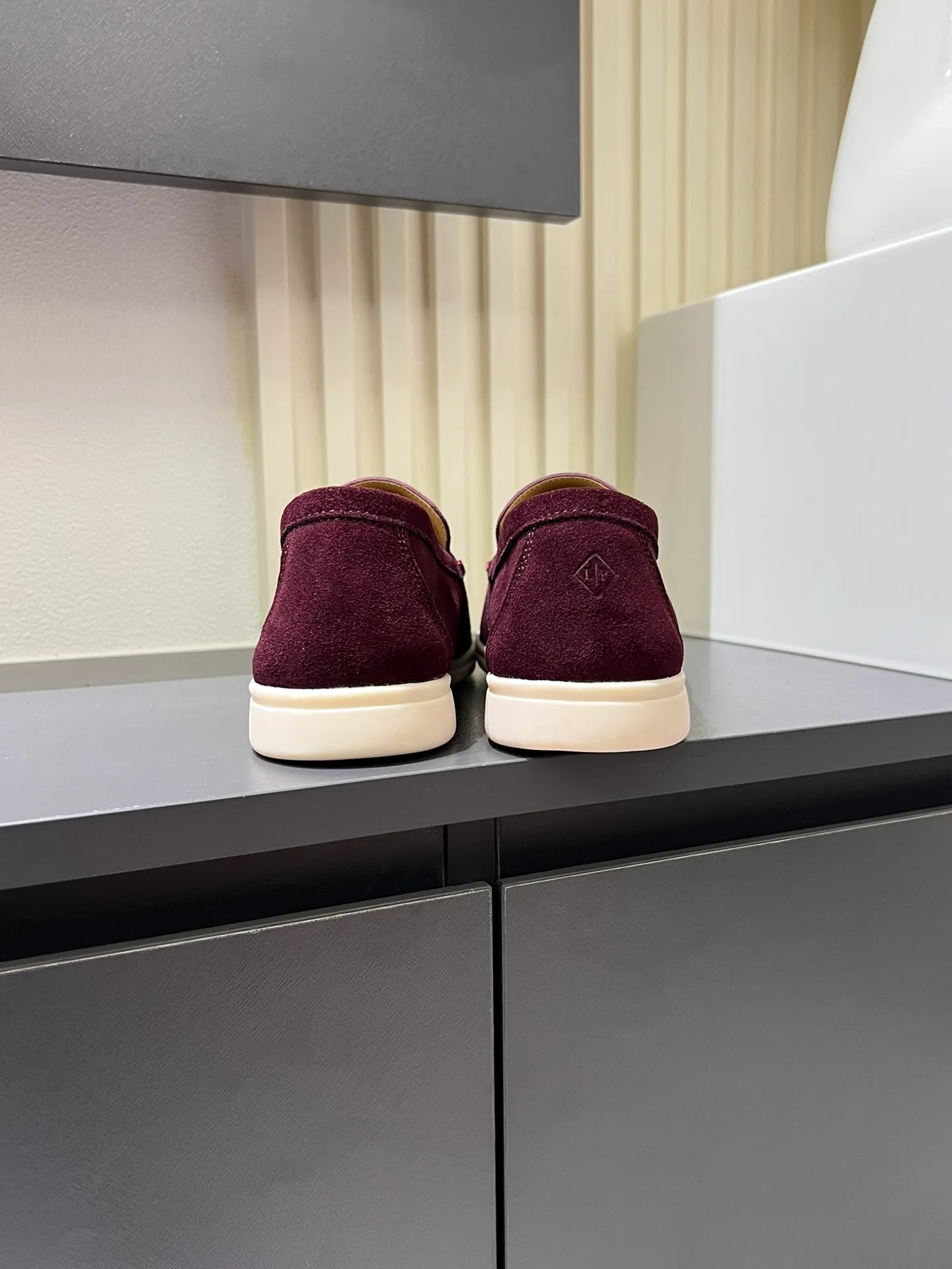 Men's shoes 💰p360 "Loro men's shoes 💰pian'*" Classic L men's shoes for couples 💰p Top version British flat loafers, a must-have item in old money style, the minimalist design is eye-catching and durable, a plus point for dressing The soft foot feel and texture are outstanding. They don’t scratch your feet and are very nice. They are matched with soft and waxy soles. They can be worn daily for a long time without getting tired. They are easy to wear, versatile and classic items, with perfect foot feel and texture! Imported cashmere fabric, the lining is made of imported A-grade water-dyed cow lining, the top version of the genuine leather midsole is sewn with pure handmade mark thread! Size: Female 35-40 (34. Customized) Male 38-44 (45.46. Customized)